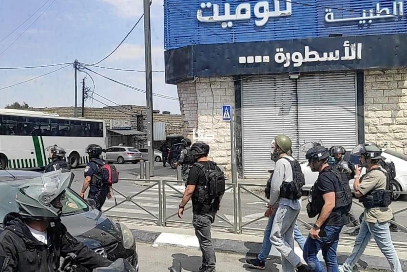 إصابات واعتقالات واعتداءات متصاعدة في عدة مناطق