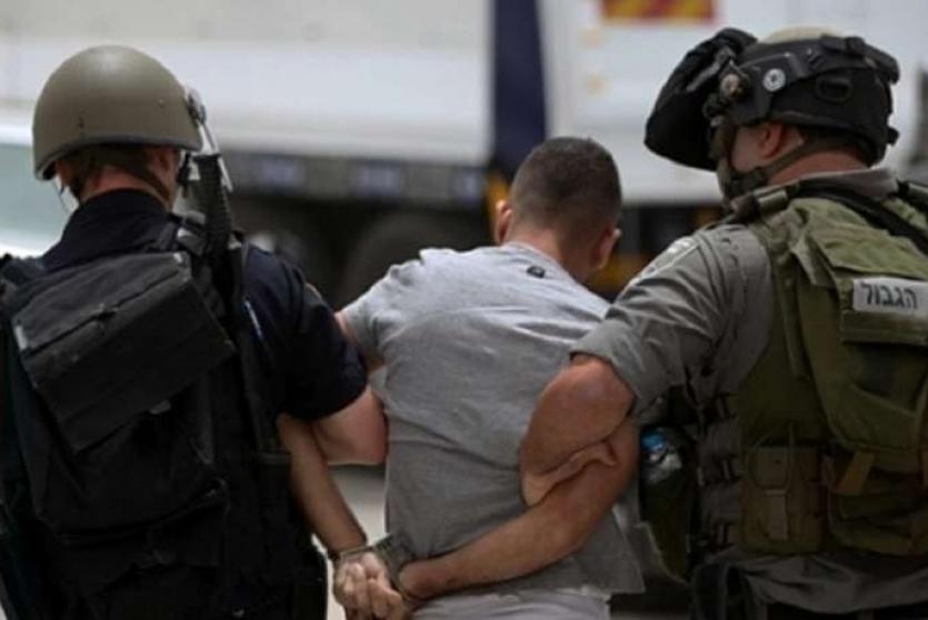 قوات الاحتلال خلال اعتقال فتى فلسطيني- ارشيف