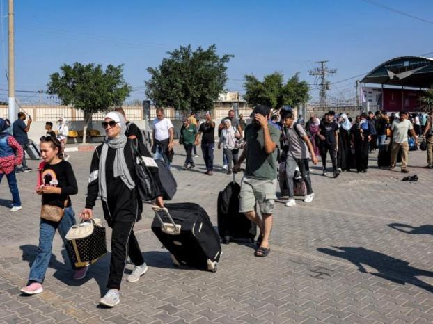 مغادرة الدفعة الثانية من الأجانب والفلسطينيين حاملي الجنسيات المزدوجة من قطاع غزة إلى مصر 7161